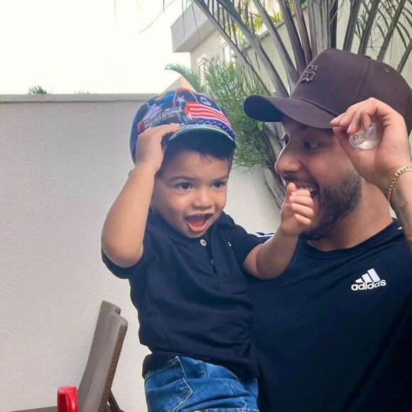 Murilo Huff e Leo, filho do sertanejo com Marília Mendonça, combinam looks em fotos postadas pelo sertanejo
