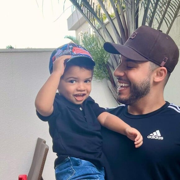 Leo, filho de Marília Mendonça e Murilo Huff, parece animado com o boné!