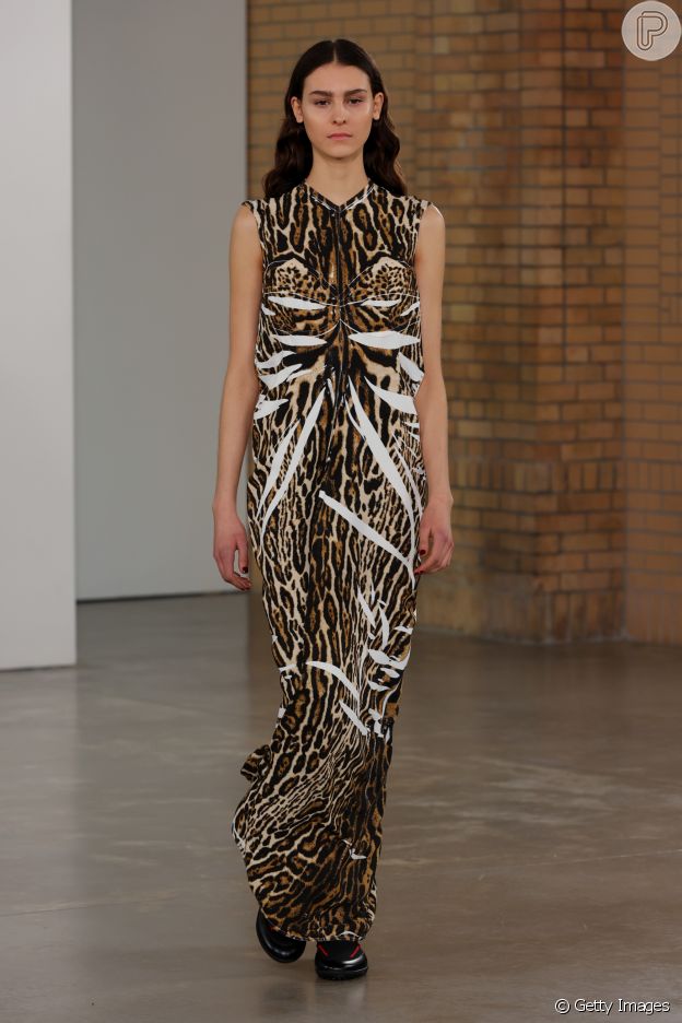 Vestido com animal print em runway da Semana de Moda de Nova York: padronagem retoma cenário fashion