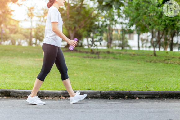 A prática da caminhada fortalece as pernas e melhora o condicionamento físico