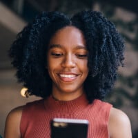 Telas de celular e computador podem afetar a saúde da pele? Entenda os efeitos da luz azul