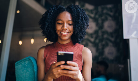 Telas de celular e computador podem afetar a saúde da pele? Entenda os efeitos da luz azul