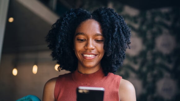 Telas de celular e computador podem afetar a saúde da pele? Entenda os efeitos da luz azul