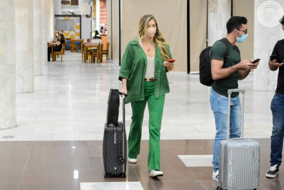 Calça verde, blusa branca e camisa verde foram combinados em look de Grazi Massafera