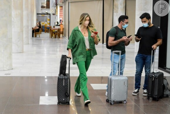 Aerolook verde! Grazi Massafera escolheu uma produção com personalidade para viagem