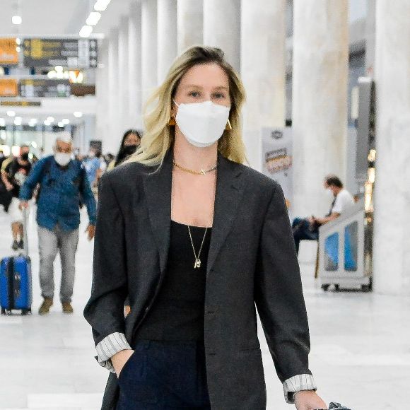 Aerolook de Fiorella Mattheis é mais clássico e com tons neutros