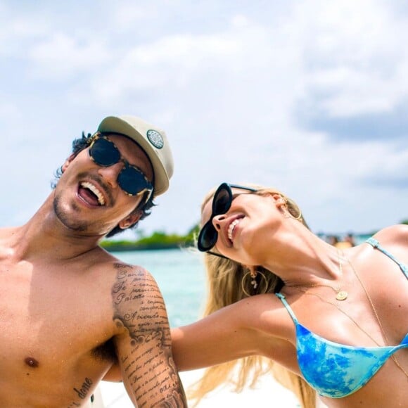 Gabriel Medina não apagou as fotos com Yasmin Brunet de sua rede social