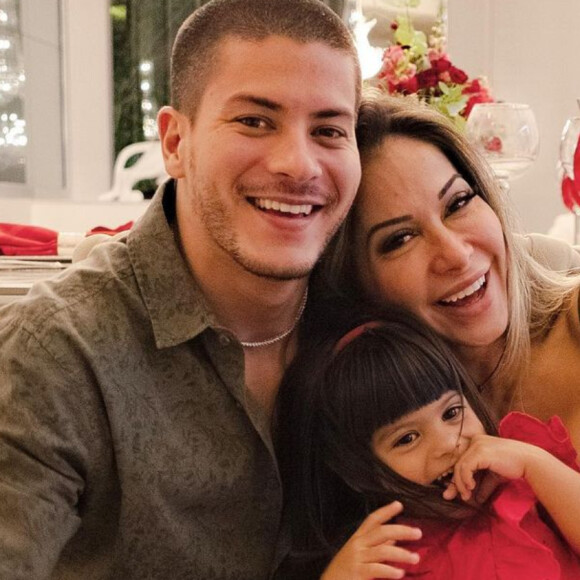 A filha de Arthur Aguiar e Maíra Cardi se tornou alvo de ataques nas redes sociais