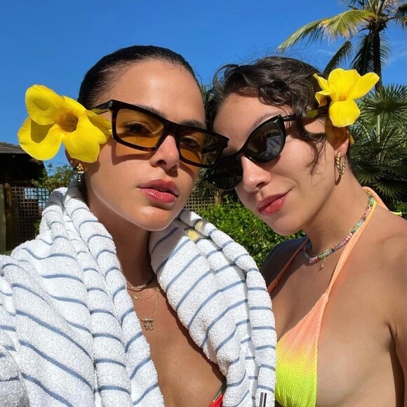 Bruna Marquezine está curtindo dias de praia na Bahia com amigos como Priscilla Alcântara