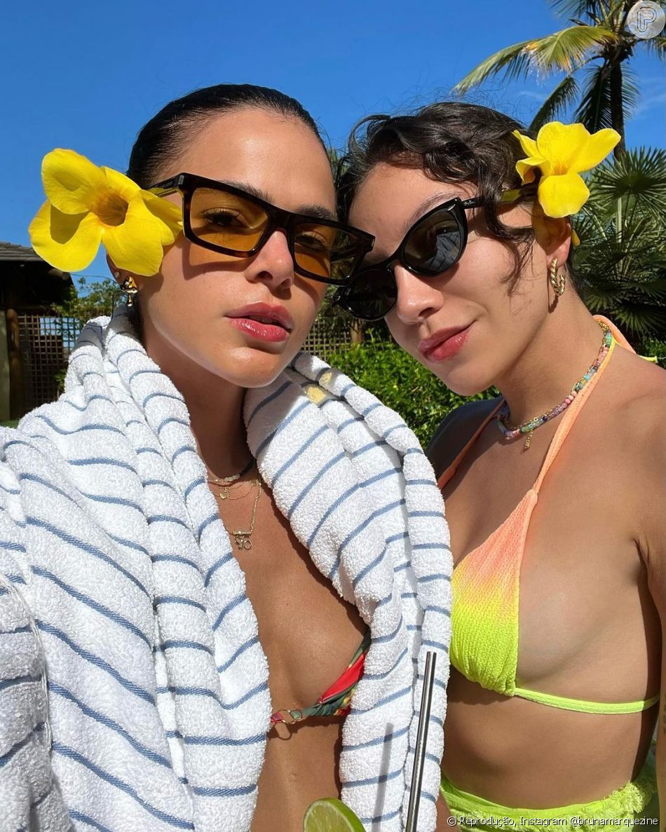 Bruna Marquezine está curtindo dias de praia na Bahia com amigos como Priscilla Alcântara