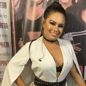 Paulinha Abelha, vocalista da banda Calcinha Preta, permanece em coma e internada em UTI