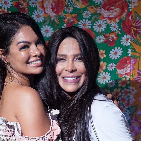 Silvânia Aquino, da Calcinha Preta, reuniu diversos momentos com Paulinha Abelha para homenageá-la horas antes