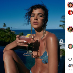 Anitta elogia beleza de Bruna Marquezine em foto da atriz usando biquíni de strass