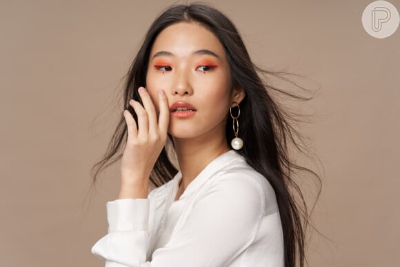 Experts em beleza listam dicas de maquiagem para valorizar os traços asiáticos, como apostar em cores poderosas na sombra.