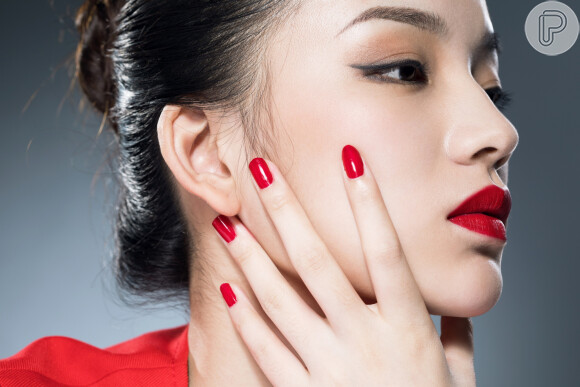 Batom vermelho! Lábios poderosos dão up em visual de mulheres com ascendência asiática