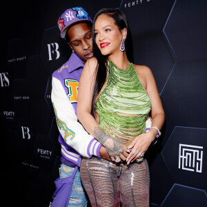 Na gravidez, Rihanna tem investido em looks repletos de cores e tendências de moda