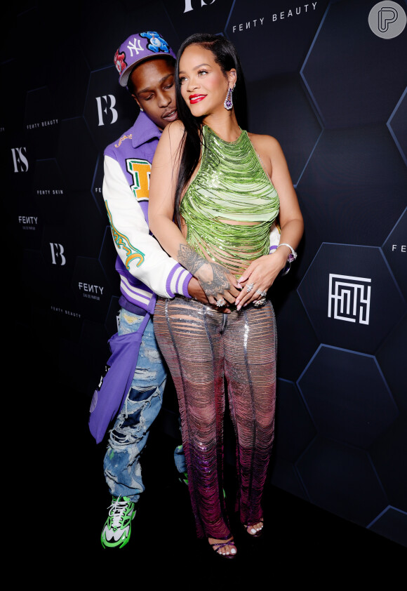 Na gravidez, Rihanna tem investido em looks repletos de cores e tendências de moda
