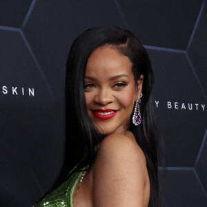 Grávida, Rihanna tem esbanjado estilo: em aparição anterior usou transparência e brilho