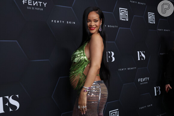 Grávida, Rihanna tem esbanjado estilo: em aparição anterior usou transparência e brilho