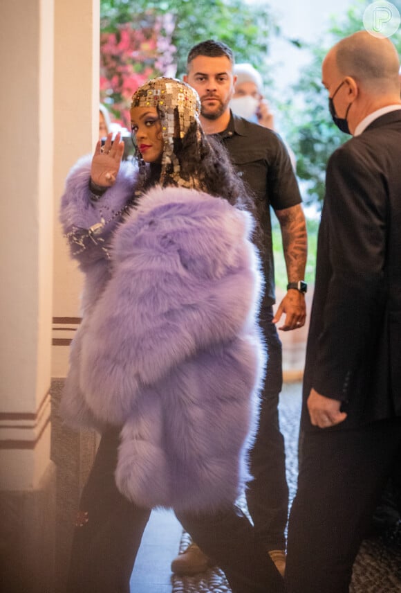 Grávida, Rihanna deixa barriga à mostra em look com mix de látex, pelúcia e brilho em Milão