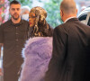 Rihanna combinou pelúcia, brilho e látex em seu outfit para MFW