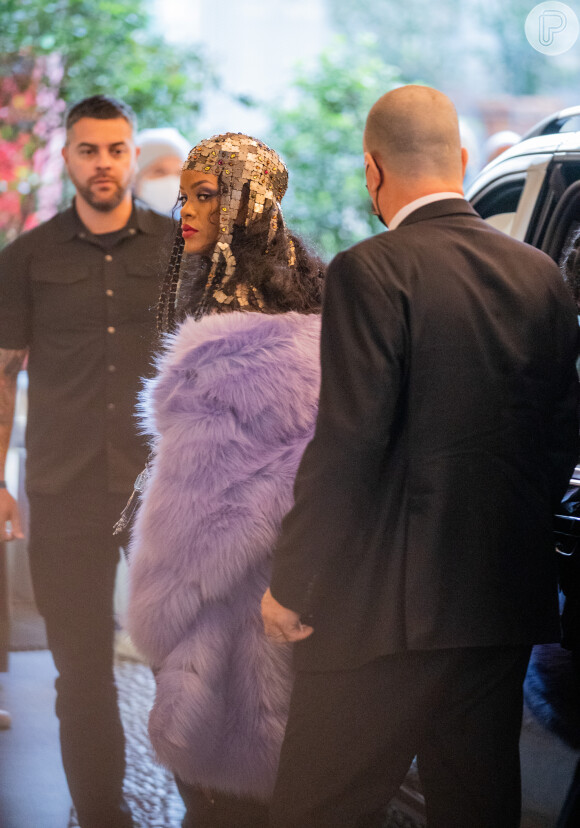 Rihanna combinou pelúcia, brilho e látex em seu outfit para MFW