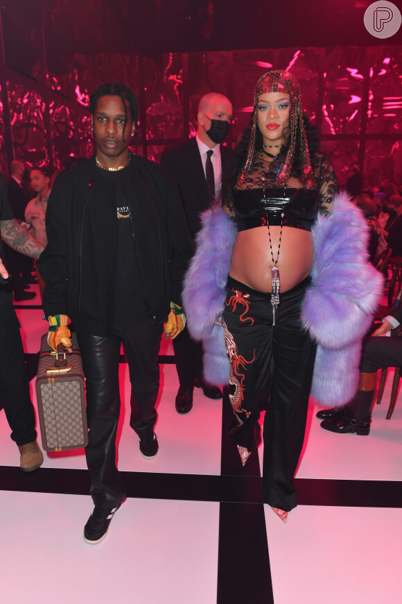 Grávida, Rihanna compareceu ao desfile da Gucci na Semana de Moda de Milão
