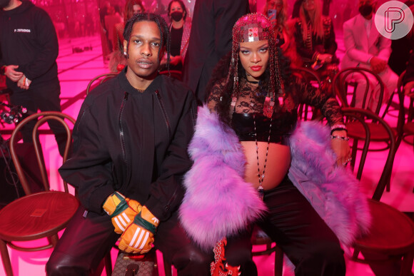 Látex, pelúcia e brilho foram combinados no look de Rihanna, grávida, em Fashion Week de Milão
