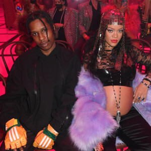 Namorado de Rihanna, A$AP Rocky escolheu look estiloso com luvas laranjas como destaque