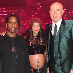 Grávida, Rihanna posa com A$AP Rocky e Marco Bizzari, CEO da Gucci