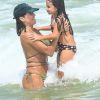 Deborah Secco e a filha, Maria Flor, se divertiram juntas no mar