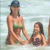 Deborah Secco e a filha, Maria Flor, mostraram sintonia na praia da Barra da Tijuca, no Rio de Janeiro
