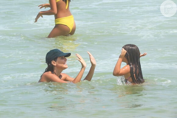 Deborah Secco e a filha, Maria Flor, se divertiram na praia da Barra da Tijuca, no Rio de Janeiro