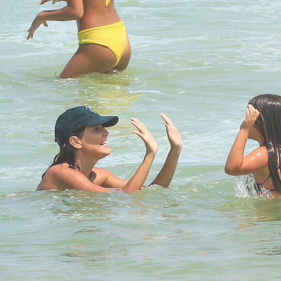 Deborah Secco e a filha, Maria Flor, se divertiram na praia da Barra da Tijuca, no Rio de Janeiro