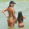 Deborah Secco elegeu o biquíni que a trend desse verão para curtir a praia com a filha, Maria Flor
