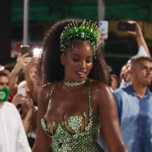 Iza desfilou com a Imperatriz na abertura do Carnaval do Rio 2022, que acontece sábado (26) e domingo (27)