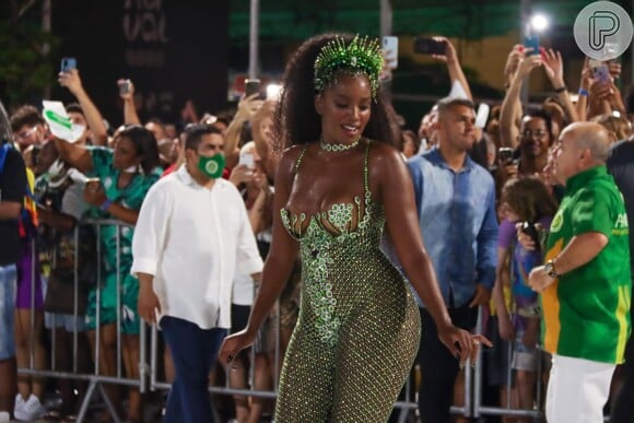 Iza desfilou com a Imperatriz na abertura do Carnaval do Rio 2022, que acontece sábado (26) e domingo (27)