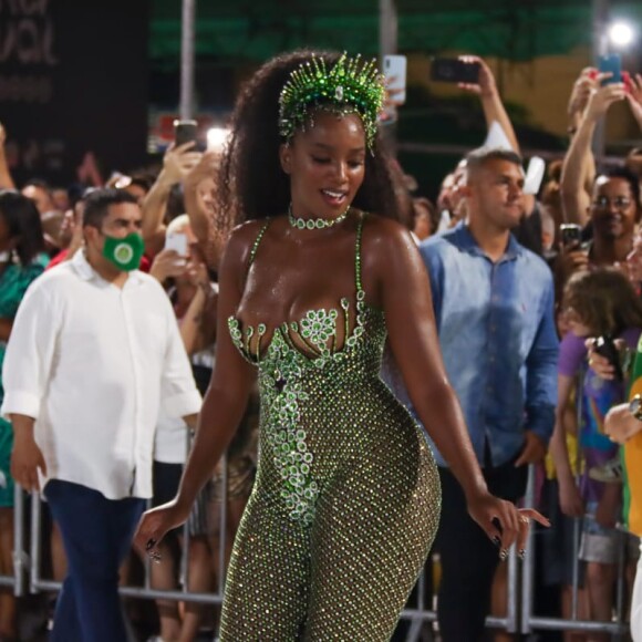 Iza desfilou com a Imperatriz na abertura do Carnaval do Rio 2022, que acontece sábado (26) e domingo (27)