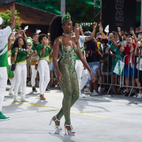 Ainda que os desfiles do Grupo Especial do Carnaval do Rio 2022 sejam só nos dias 22 e 23 de abril, Iza participou do evento de abertura da folia, que serviu como prévia da data oficial