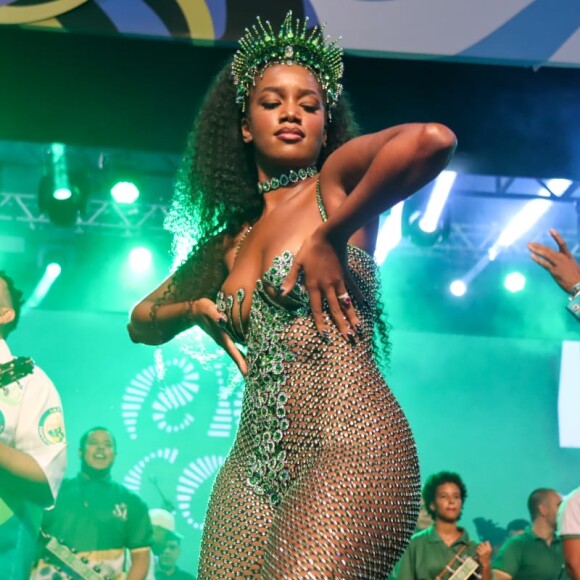 Iza usou peça-única pedrada com detalhes nos seios e grande decote, nas cores da Imperatriz, para a abertura do Carnaval do Rio