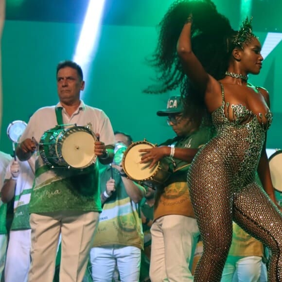 Iza sambou com a presença de outras famosas na abertura do Carnaval