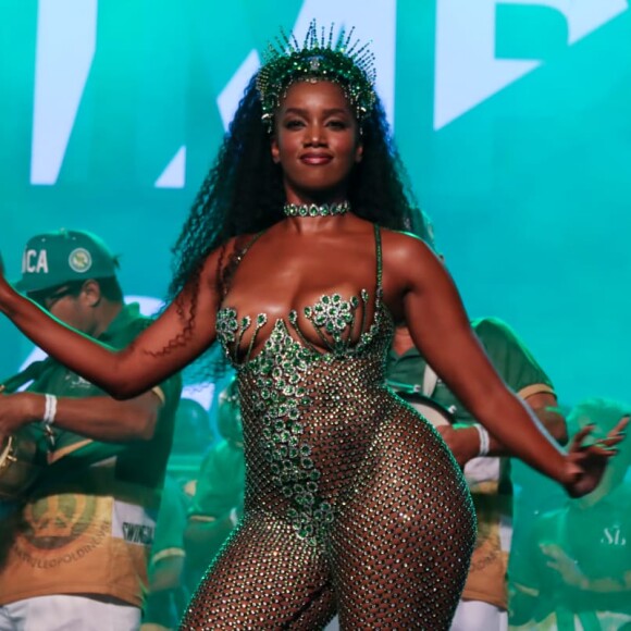 Iza sambou muito na abertura do Rio Carnaval 2022, com a Imperatriz Leopoldinense, da qual é rainha da bateria