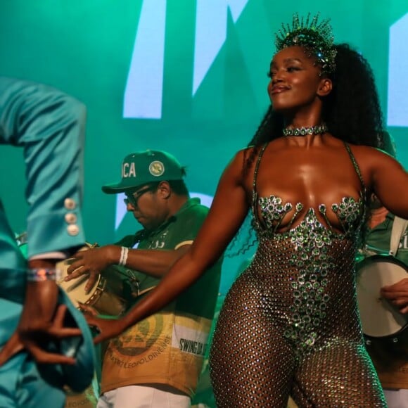 Iza é rainha da bateria da Imperatriz Leopoldinense, do Rio de Janeiro, desde 2019, sendo seu primeiro Carnaval com a escola de samba em 2020