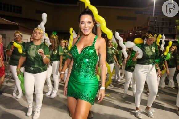 Carla Prata usou vestido verde na cor da Imperatriz Leopoldina com detalhes em pedraria, além de salto alto aberto branco, para a abertura do Rio Carnaval 2022