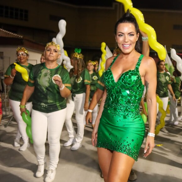 Carla Prata usou vestido verde na cor da Imperatriz Leopoldina com detalhes em pedraria, além de salto alto aberto branco, para a abertura do Rio Carnaval 2022