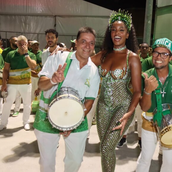 Imperatriz levou Iza como rainha da bateria e a comissão de frente em cerca de 150 sambistas para a abertura do Carnaval do Rio 2022
