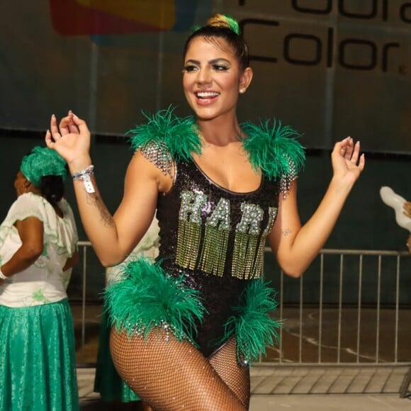 Hariany Almeida usou body preto com seu nome em pedras na frente, além de plumas laterais e meia arrastão para o look do desfile de abertura de Carnaval da Imperatriz