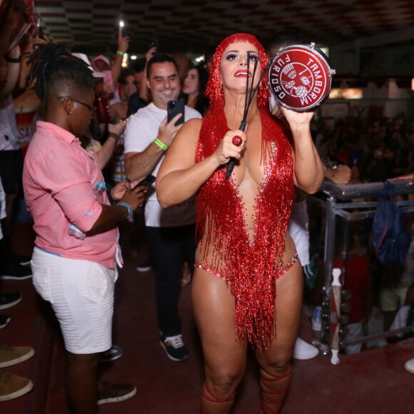Viviane Araújo afirmou que, no Carnaval de 2022, terá que fazer menos esforço: 'Vou tocar muito meu tamborim'
