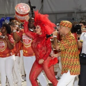 Viviane Araújo revelou que salto será menor no desfile de 2022