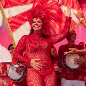 Viviane Araújo, grávida, desfila em evento de abertura do Carnaval do Rio